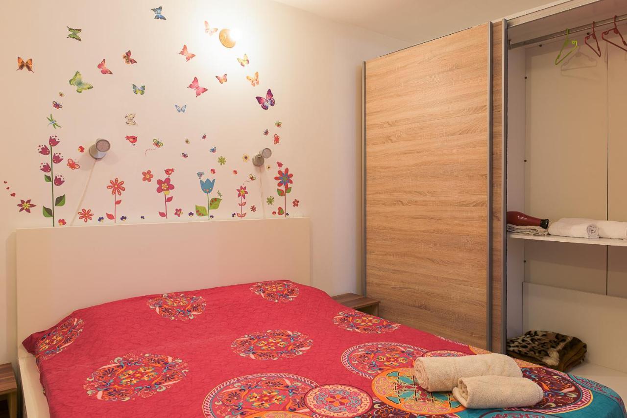 Center Walking Apartment And Room Bukarest Exterior foto